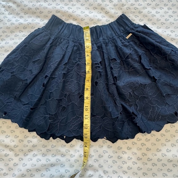Abercrombie & Fitch Elegant Navy Blue Lace Embroidered Small Mini Skirt - Picture 3 of 6